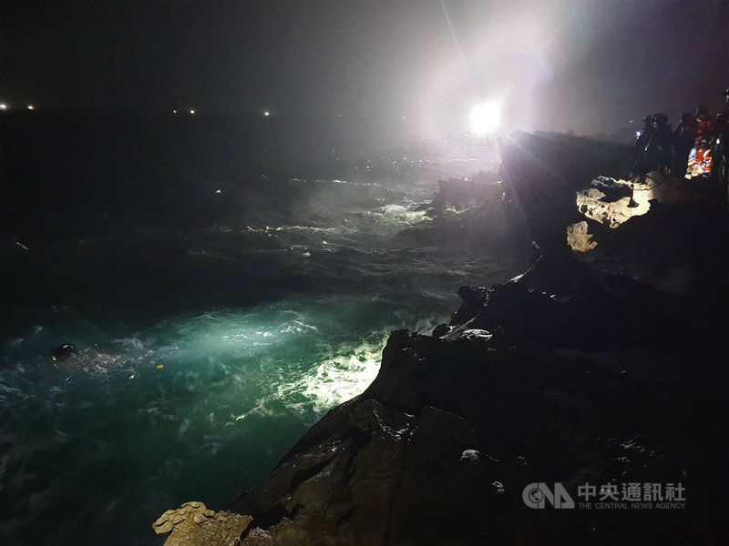 新北市消防局13日晚間獲報,指瑞芳區濱海公路79.3公里處,有一名男性釣客疑為撿釣竿而落海,目視載浮載沉,推測應有穿救生衣,警消動員持續搜救中。(翻攝畫面)中央社記者沈佩瑤傳真 110年11月13日