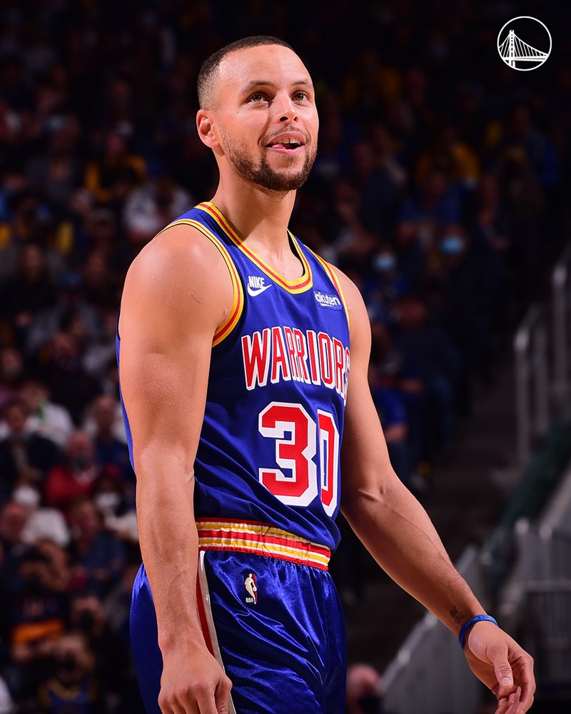 美國職籃NBA金州勇士12日在主場對上芝加哥公牛，柯瑞投進9記三分球，攻下40分。（圖取自twitter.com/warriors）