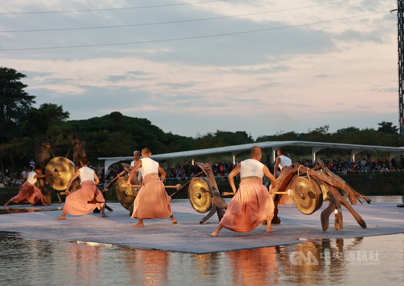 優人神鼓13日赴屏東縣民公園舉辦戶外公演,將公園打造成沉浸式劇場,在5處獨特地景空間,演出多首磅礡擊樂與經典劇目「聽海之心」。(屏東縣政府提供)中央社記者郭芷瑄傳真 110年11月13日