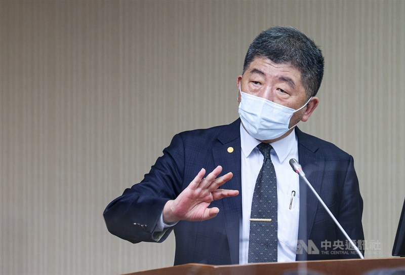 中央流行疫情指揮中心放寬春節檢疫措施,指揮中心指揮官陳時中13日說,若違反居家檢疫規定,最高開罰100萬元,且將細分裁罰級距,每個級距都會加強處分。(中央社檔案照片)