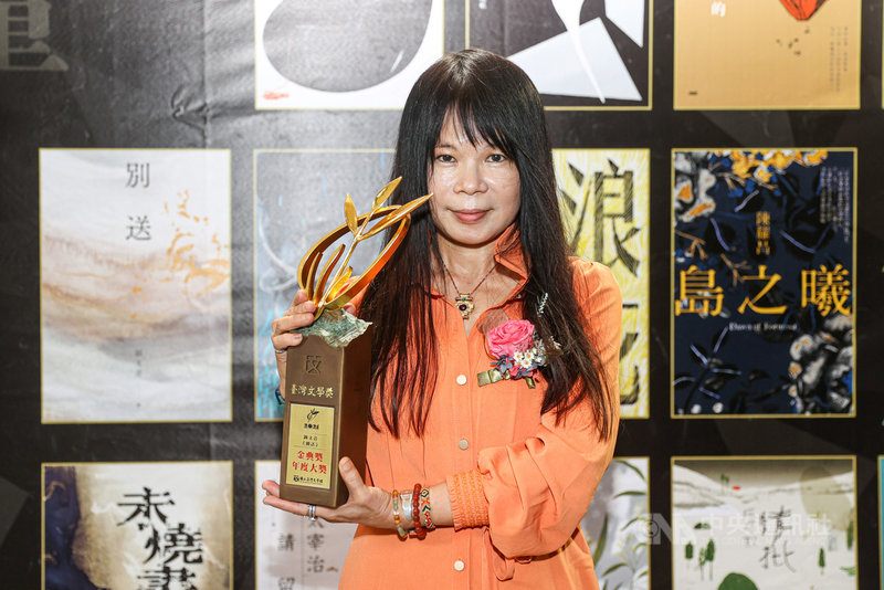 台灣文學獎金典獎13日下午在新北市舉行贈獎典禮，作家鍾文音以小說「別送」榮獲金典獎年度大獎，她表示自己只是代領者，要將獎項獻給母親。中央社記者鄭清元攝　110年11月13日