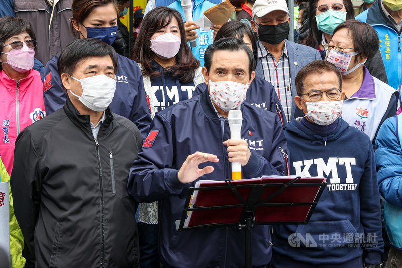 國民黨立委賴士葆(前右)13日在台北市木新市場舉行公投說明會,邀請前總統馬英九(前中)、前台北市長郝龍斌(前左)與會。中央社記者鄭清元攝 110年11月13日