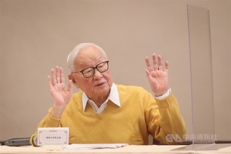 第29屆APEC經濟領袖線上會議12日晚間落幕,台積電創辦人張忠謀再度代表總統蔡英文與會。總統府13日上午召開記者會,由張忠謀說明會議成果。中央社記者裴禛攝 110年11月13日
