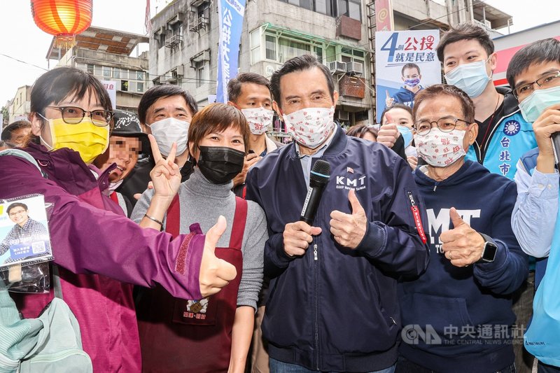 國民黨立委賴士葆(前排右2)13日在台北市木新市場舉行公投說明會,前總統馬英九(前排右3)、前台北市長郝龍斌(2排左2)與會,與民眾、攤商開心合影。中央社記者鄭清元攝 110年11月13日