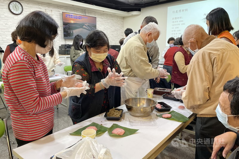新北市府社會局推動「五福樂活服務計畫」,13日邀請汐止區獨居長輩走出家門,到據點包水餃、做紅龜粿等,讓長輩不必宅在家。(新北市社會局提供)中央社記者黃旭昇新北傳真 110年11月13日