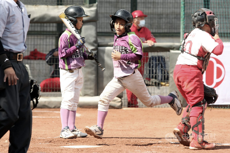 2021年第13屆重光盃全國少棒錦標賽13日開打,嘉義縣和興國小葉問(中)當功臣,率隊以8比6擊敗新竹縣關西國小,旗開得勝。(台北市棒球協會提供)中央社記者謝靜雯傳真 110年11月13日