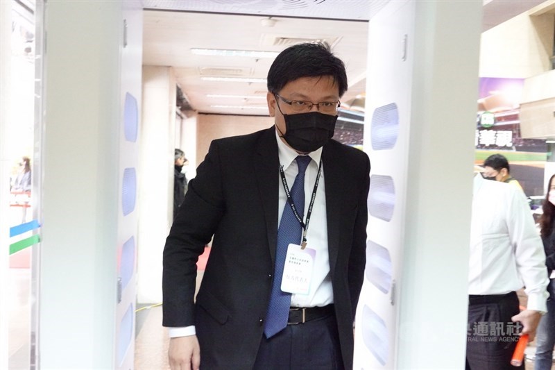 四大公投首場意見發表會13日舉行,第17案「重啟核四」在下午1時到2時登場,反方代表經濟部次長曾文生(中)出席。中央社記者王飛華攝 110年11月13日