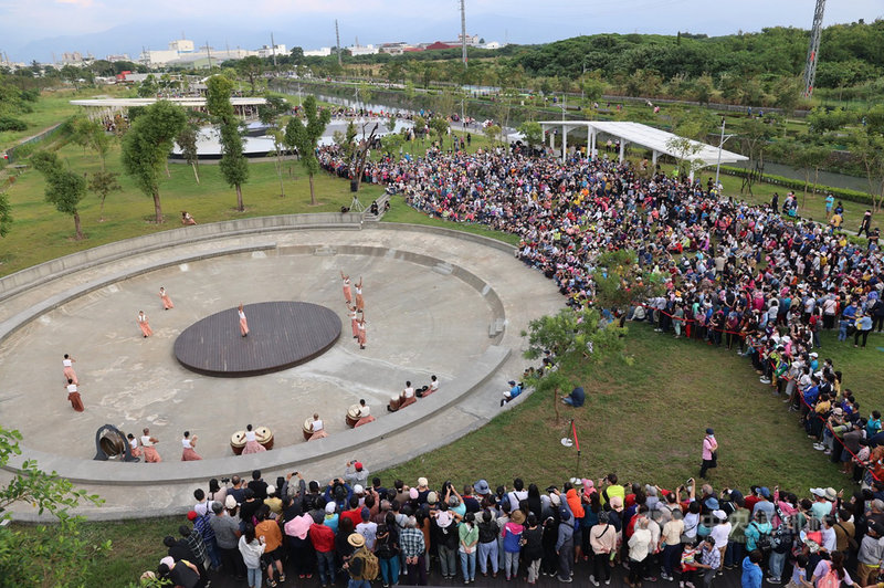 藝文表演團體「優人神鼓」13日在屏東縣民公園帶來精彩演出,適逢週末假日午後,吸引許多民眾攜家帶眷到場欣賞。(屏東縣政府提供)中央社記者郭芷瑄傳真 110年11月13日