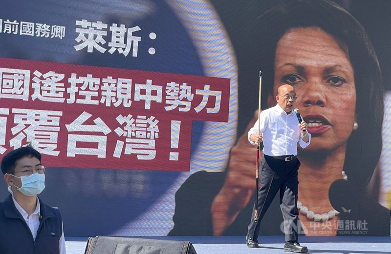 行政院長蘇貞昌(右)13日在台南首場「四個不同意,台灣更有力」說明會上表示,台灣絕不容許中國遙控親中勢力及國民黨繼續亂下去。中央社記者張榮祥台南攝 110年11月13日
