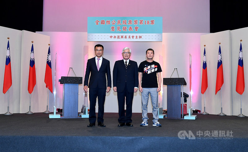 中選會13日舉辦首場公投意見發表會,其中反萊豬公投案正方代表為國民黨立委林為洲(右)、反方代表為農委會主委陳吉仲(左)、主持人中選會主委李進勇(中)。(中選會提供)中央社記者賴于榛傳真 110年11月13日