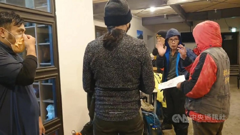 玉山13日清晨降雪,排雲山莊管理員加強宣導登山安全,若山友沒有裝備即採柔性勸導,山友也願意配合折返。(玉山國家公園管理處提供)中央社記者蕭博陽南投縣傳真 110年11月13日