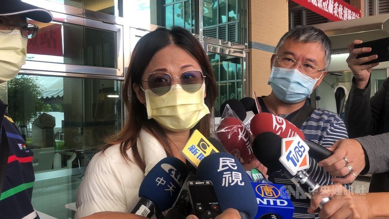 台中市宋姓男大生開車擦撞瑪莎拉蒂轎車遭毆傷案,男大生清醒後第一句話仍關心媽媽,讓宋媽媽備感窩心。宋媽媽(中)13日也向媒體表示,感謝許多幫忙兒子集氣、祈福的人。中央社記者趙麗妍攝 110年11月13日