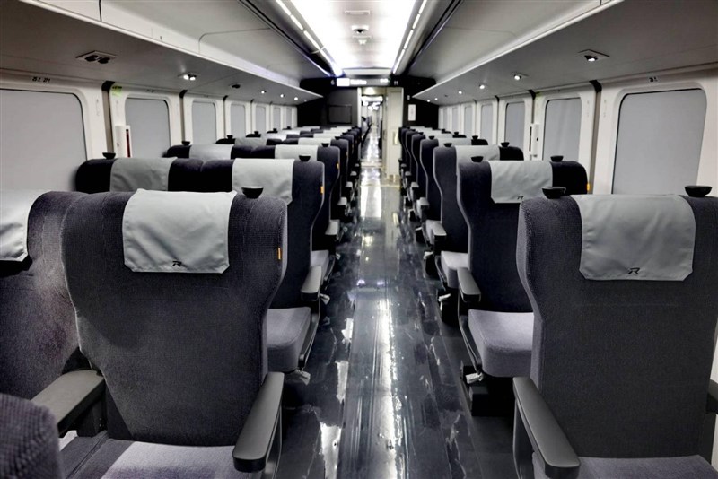 台鐵13日宣布,新引進城際列車EMU3000將於12月29日上路,首設商務車廂取名「騰雲座艙」。(圖取自facebook.com/TaiwanRailwayAdministration)