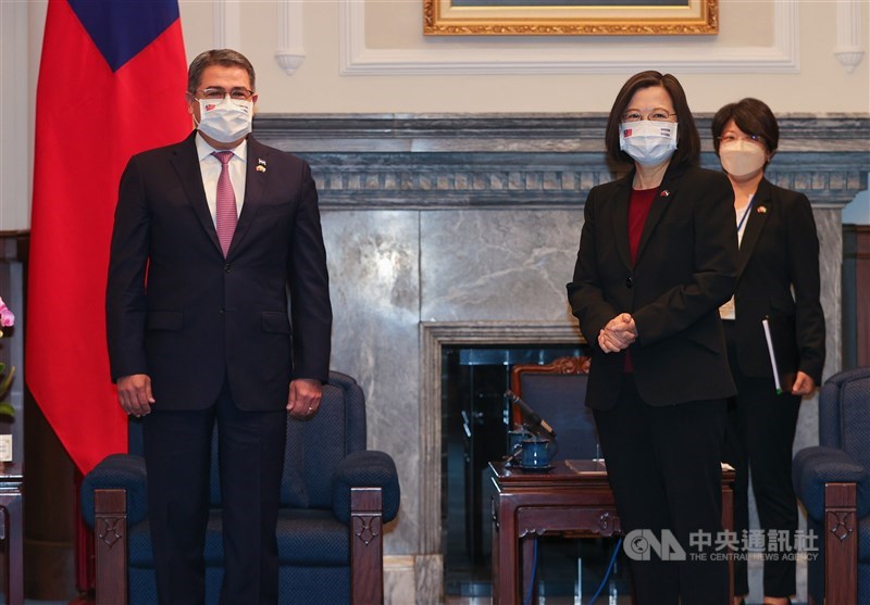 總統蔡英文(前右)13日在總統府會見宏都拉斯共和國總統葉南德茲(Juan Orlando Hernández)(前左),期待未來台灣與宏都拉斯繼續在國際上相互扶持,共同促進進步發展。中央社記者謝佳璋攝 110年11月13日