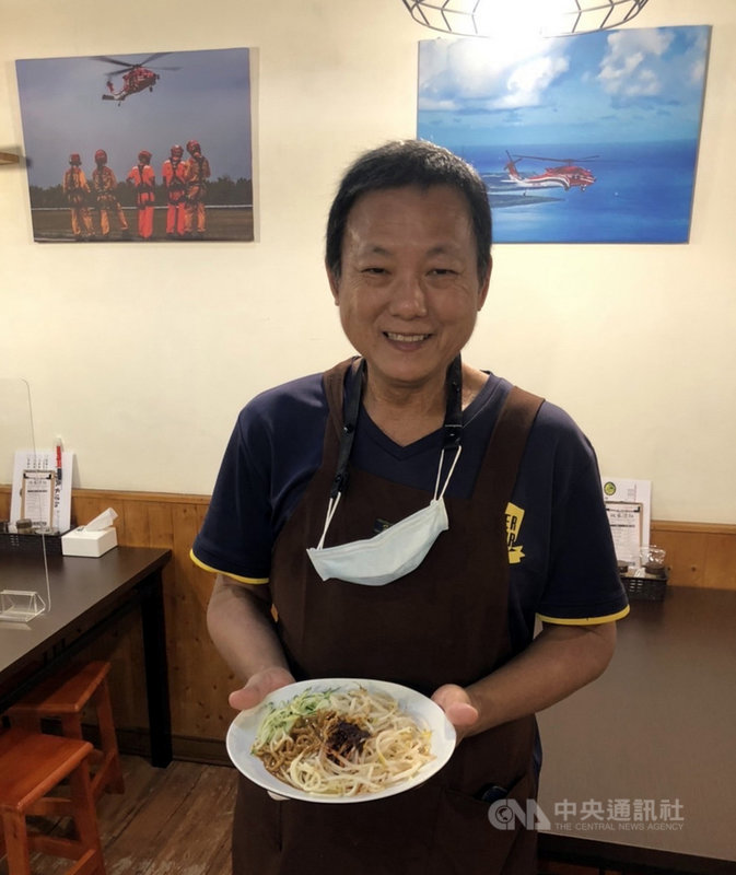 前黑鷹飛官祝世全原本是空勤總隊駐守在台東豐年機場的隊長,雖然他是嘉義人,退休後仍決定留在台東傳承母親手藝,要把眷村味美食分享給大家。中央社記者盧太城台東攝 110年11月13日