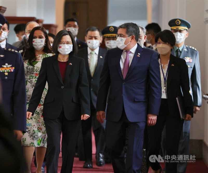 宏都拉斯共和國總統葉南德茲(Juan Orlando Hernández)伉儷率團訪台,總統蔡英文(前左)13日上午在總統府會晤葉南德茲(前右)。中央社記者謝佳璋攝 110年11月13日