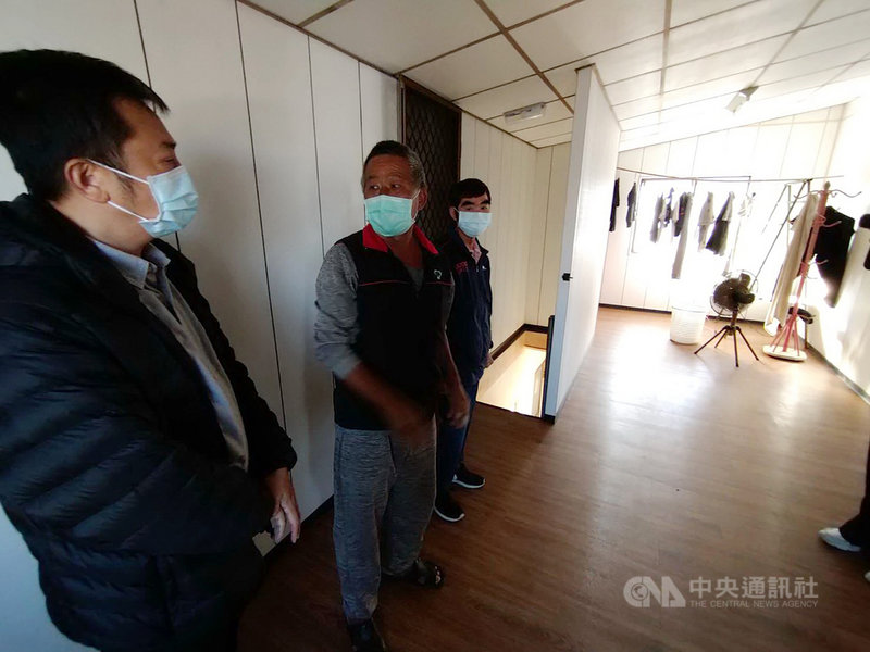 嘉義縣「百工修繕團」與台南「做工行善團」聯手,協助東石獨居高中生張同學住家修繕,鐵皮屋全面翻修,近日完工,提供張同學安全的居住環境。中央社記者蔡智明攝 110年11月14日