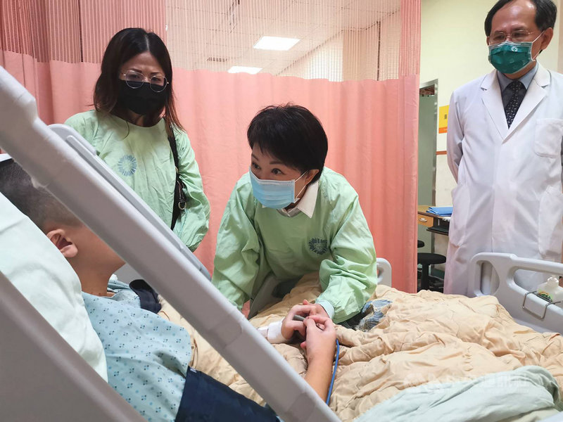 台中市宋姓男大生開車擦撞瑪莎拉蒂遭毆傷案,男大生14日拆除鼻胃管、病況穩定,台中市長盧秀燕(中)上午前往探視。(台中市政府提供)中央社記者蘇木春傳真 110年11月14日