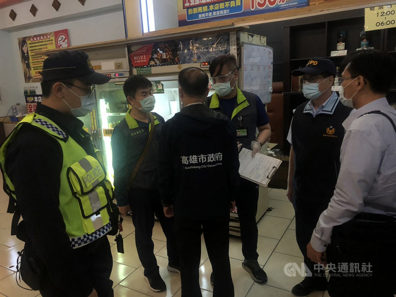 高雄大寮13日清晨一名黃姓男子酒後駕車撞死騎機車的陳姓夫婦;高雄市警局聯合多單位到黃男飲酒的複合式營業場所稽查,發現多項缺失。(警方提供)中央社記者曾以寧傳真 110年11月14日