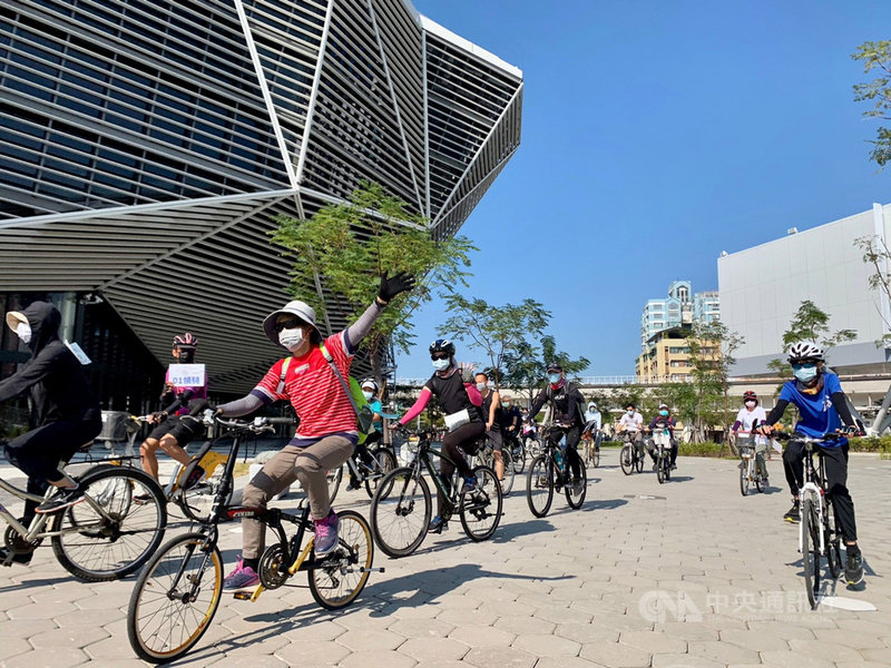 COVID-19疫情逐漸趨緩,高雄市政府觀光局推出一系列單車遊活動,可用振興五倍券或動滋券報名,鼓勵民眾多到戶外走走。(高雄市觀光局提供)中央社記者蔡孟妤傳真 110年11月14日