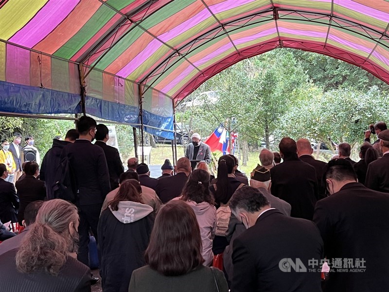 台灣戰俘營紀念協會14日在新北市瑞芳區國際終戰和平紀念公園舉行年度戰俘紀念日活動，追思曾遭關押的戰俘。中央社記者沈佩瑤攝 110年11月14日