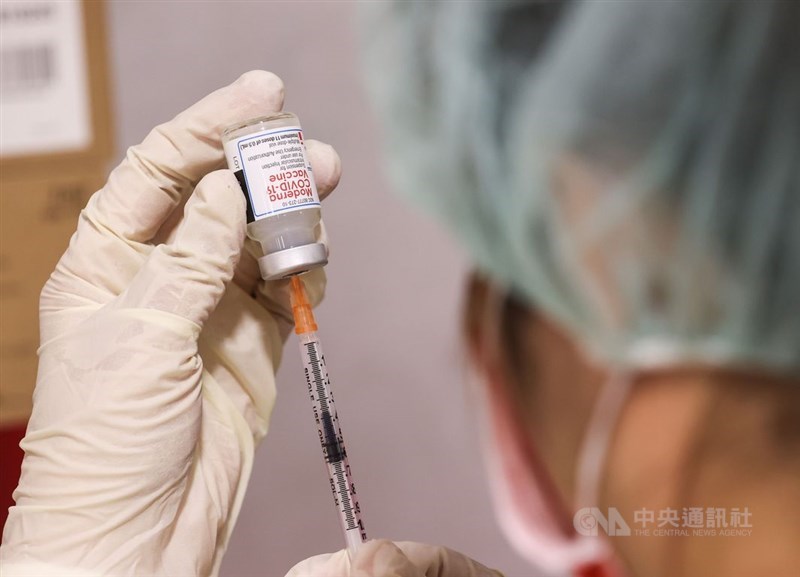 台北市某診所將23人原訂接種AZ疫苗第2劑,誤打成莫德納疫苗,已暫停提供施打業務。(中央社檔案照片)