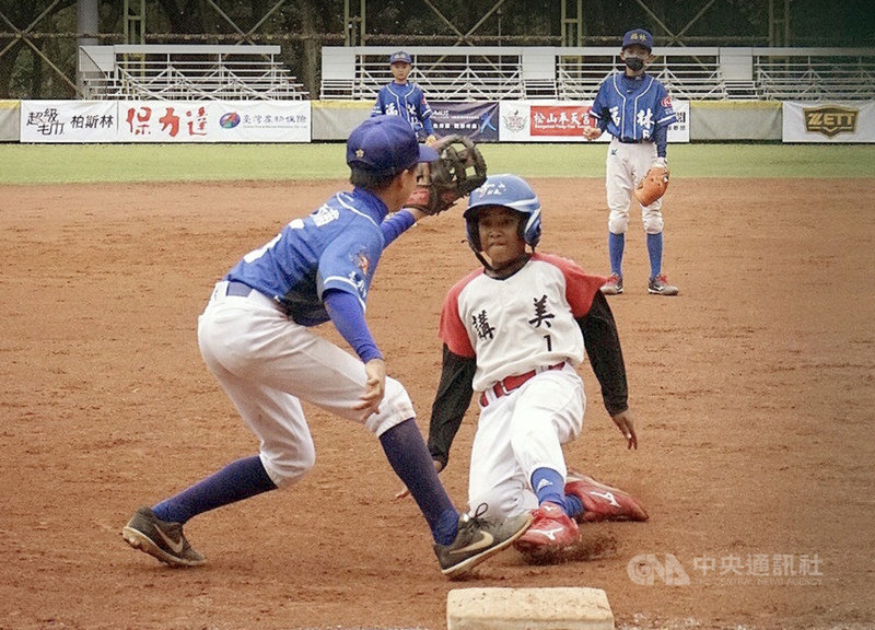 2021年第13屆重光盃全國少棒錦標賽預賽第2天,澎湖縣講美國小「洋將」歐子喬(前右)單場3安、4盜攻勢猛,但台北市福林國小團隊作戰,以6比2拿下2連勝。(台北市棒球協會提供)中央社記者謝靜雯傳真 110年11月14日
