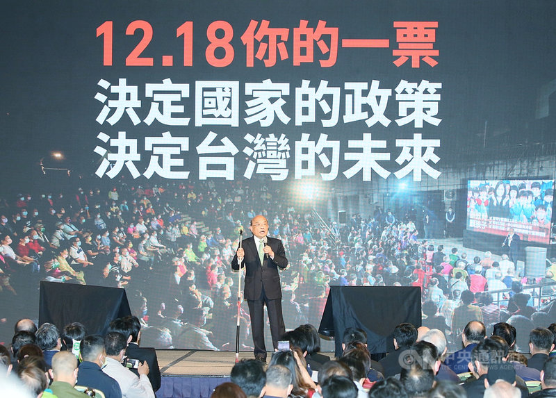 民進黨全代會14日下午在台北國際會議中心舉行,行政院長蘇貞昌(後)向全國黨代表報告施政進度,他表示,12月18日公投一票決定國家的政策,決定台灣的未來,需要大家齊一腳步,大家更有力,才能通過這個考驗。中央社記者郭日曉攝 110年11月14日