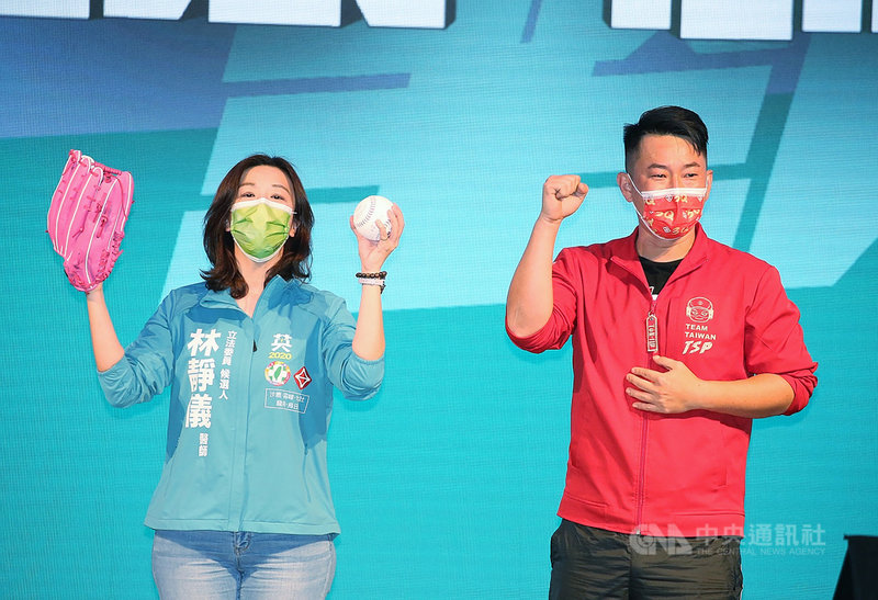 民進黨全代會14日在台北國際會議中心舉行,安排為前台灣基進立委陳柏惟(右)、民進黨台中市第2選區立委補選提名人林靜儀(左)加油橋段,陳柏惟將手套與棒球交給林靜儀,象徵民進黨與友黨攜手合作。中央社記者郭日曉攝 110年11月14日