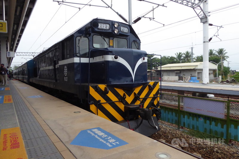 台鐵觀光列車藍皮解憂號10月啟航以來,深受旅客喜愛,其實藍皮解憂號目前僅7節車輛投入營運,剩下的6節車輛將在2022年1月底前修復完成。中央社記者余曉涵攝 110年11月14日