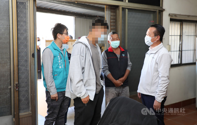 嘉義縣「百工修繕團」與台南「做工行善團」聯手,協助嘉義縣東石獨居高中生張同學(左2)住家修繕,縣長翁章梁(右)和勞工暨青年發展處長陳奕翰(左)14日前往探視並贈書桌、檯燈,鼓勵張同學不畏逆境。中央社記者蔡智明攝 110年11月14日