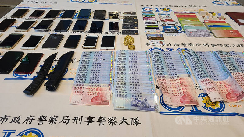 台北市警察局刑事警察大隊14日表示,獲報有詐欺集團在網路上假意刊登徵才廣告,實為誘騙被害人交付網銀帳號及密碼並帶往民宿限制行動,已知至少15人受害,北市警攻堅逮7嫌送辦。圖為贓證物。(翻攝照片)中央社記者黃麗芸傳真 110年11月14日