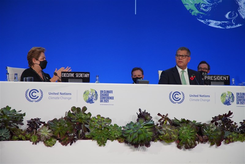 COP26氣候峰會歷經兩週痛苦協商後,13日達成對抗氣候變遷的全球性協議,峰會主席夏瑪(前右)在談判尾聲為協商過程致歉。(圖取自twitter.com/UNFCCC)