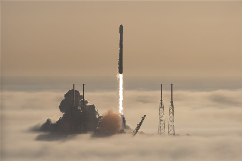 SpaceX火箭獵鷹9號(Falcon 9)13日升空,起飛約16分鐘後開始部署衛星。(圖取自twitter.com/SpaceX)