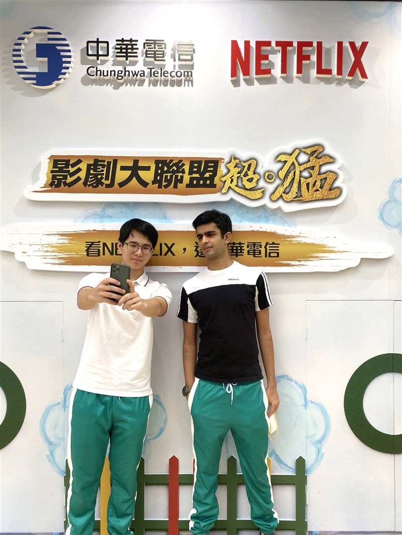 中華電與Netflix於14日在台北東區服務中心前,打造全台唯一官方授權「魷魚遊戲」3D場景,吸引民眾拍照打卡。(中華電提供)中央社記者張良知傳真 110年11月14日