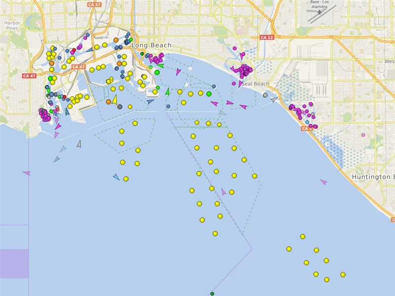 在洛杉磯港和長堤港外已錨泊或在等待區排隊的貨櫃船數量，截至12日晚間已達到83艘，超越本週稍早創下的最高紀錄81艘。（圖取自網頁vesselfinder.com）