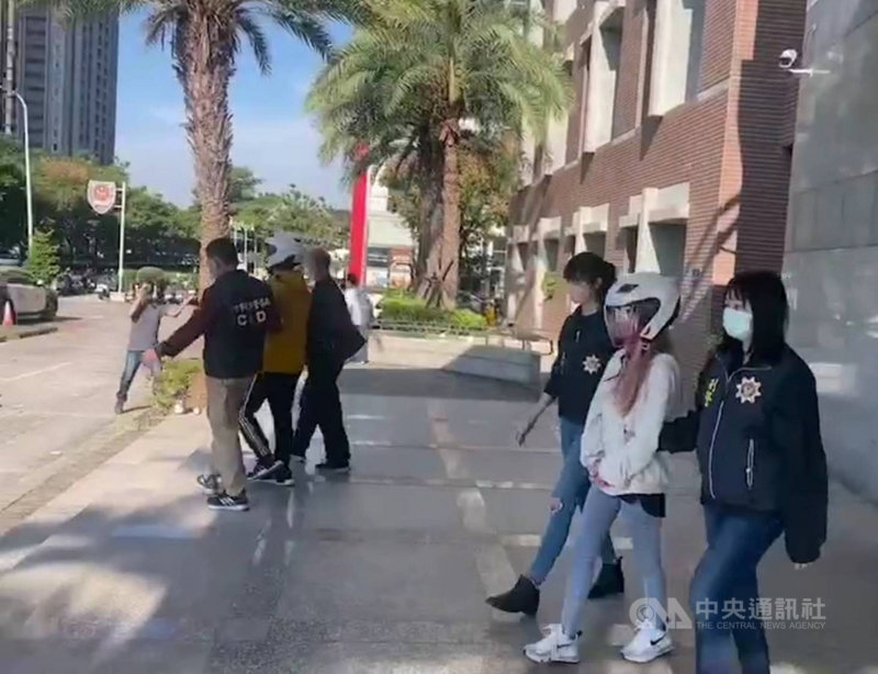 宋姓男大生開車與一輛瑪莎拉蒂轎車擦撞,被富少張敦量等人拉下車毆打致顱內出血昏迷,台中市警方15日宣布,查獲張嫌所屬幕後組織集團成員4人到案。(翻攝照片)中央社記者郝雪卿傳真 110年11月15日