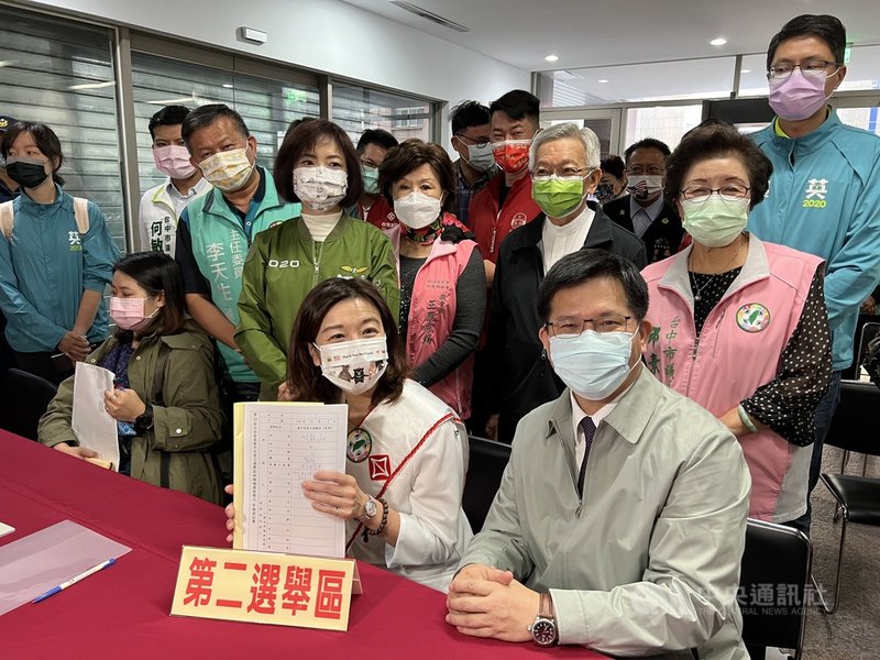 台中市第2選區立委補選15日起至19日進行登記,民進黨徵召立委參選人林靜儀(前右2)搶頭香,15日上午就由競選總部主委林佳龍(前右)等人陪同完成登記。中央社記者郝雪卿攝 110年11月15日