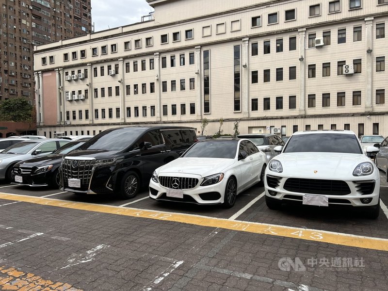 宋姓男大生因擦撞瑪莎拉蒂轎車遭張敦量等人毆打致昏迷,台中市警方15日宣布查獲張嫌幕後的經濟來源「2580國際娛樂城」賭博網站金主到案,並起出名下包括保時捷等4輛豪車。中央社記者郝雪卿攝 110年11月15日