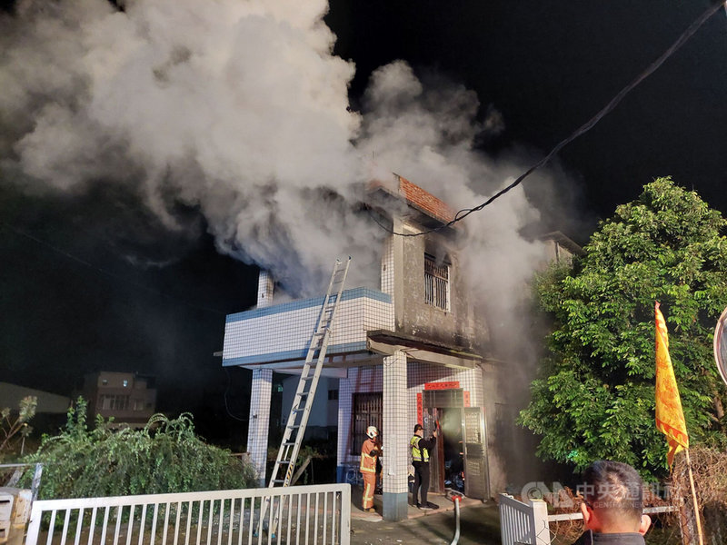 彰化縣大村鄉15日凌晨發生住宅火警,一棟2層樓透天厝冒出大量濃煙,消防局獲報立即前往救援,入內搜索發現86歲、56歲賴姓母女明顯死亡。(民眾提供)中央社記者蕭博陽彰化縣傳真 110年11月15日
