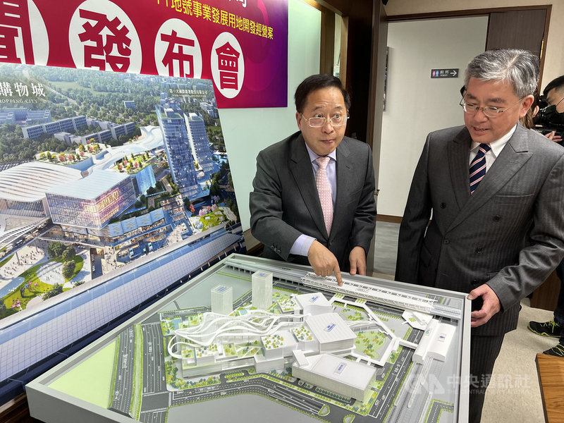 廣三崇光國際開發股份有限公司董事長原島榮一(右)與總經理陳光榮(左)15日召開記者會宣布,與交通部高鐵局完成簽約,將投入新台幣200億元開發台中高鐵站附近,興建大型百貨購物中心。中央社記者郝雪卿攝 110年11月15日