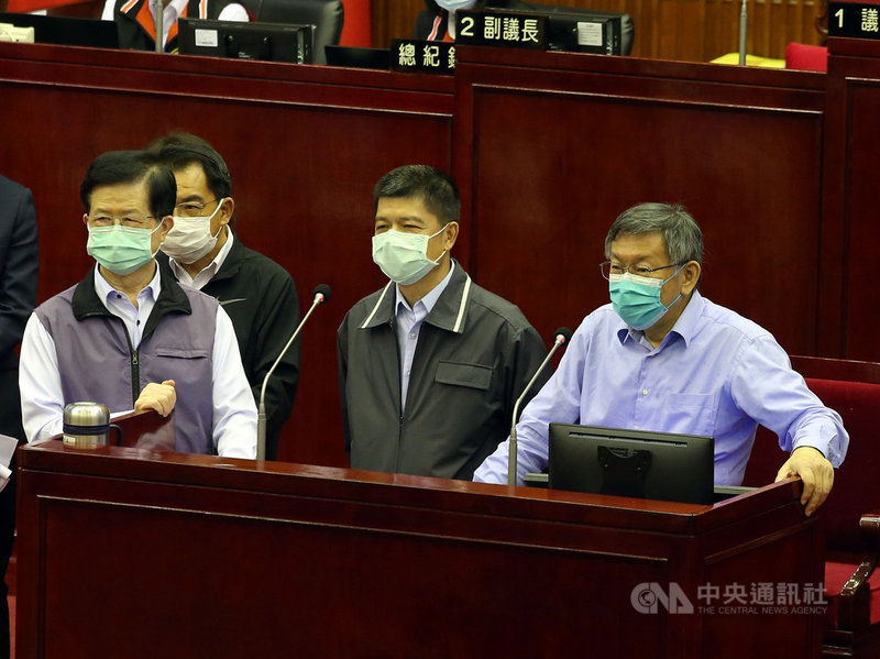 台北市議會15日進行市政總質詢及答覆,新黨籍議員李慶元表示,和眾綜合診所施打COVID-19疫苗卻違法使用騎樓為醫療工作場所,且恐嚇民眾和濫用警察權;台北市長柯文哲(前右)說,其疫苗量大不合理,將追查。前左為台北市衛生局長黃世傑。中央社記者郭日曉攝 110年11月15日