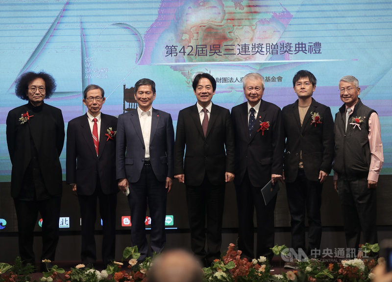 副總統賴清德(中)、文化部長李永得(左3)15日下午在台北國賓大飯店出席「第42屆吳三連獎贈獎典禮」,與得獎人合影留念。中央社記者吳家昇攝 110年11月15日