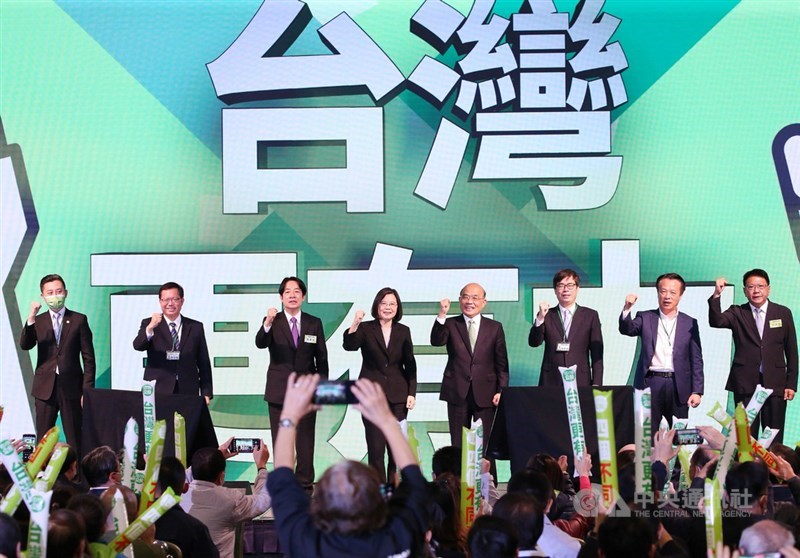 民進黨全代會14日下午在台北國際會議中心舉行,主軸是「穩健執政、台灣有力」,身兼黨主席的總統蔡英文(左4)、副總統賴清德(左3)、行政院長蘇貞昌(右4)與執政縣市首長等人出席,全黨總動員展現團結氣勢。中央社記者郭日曉攝 110年11月14日
