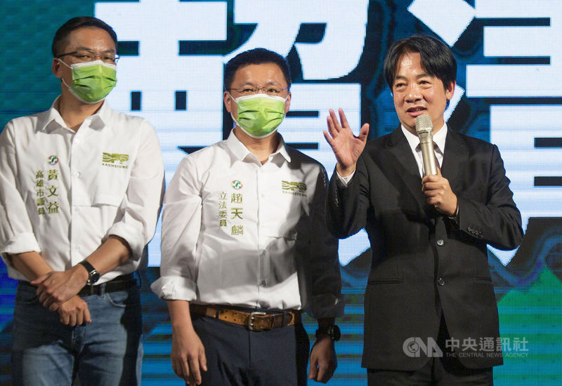 副總統賴清德(右)15日在高雄「四個不同意,台灣更有力」說明會中表示,詳細了解4項公投內容後,就會知道都不能同意。中央社記者蔡孟妤攝 110年11月15日