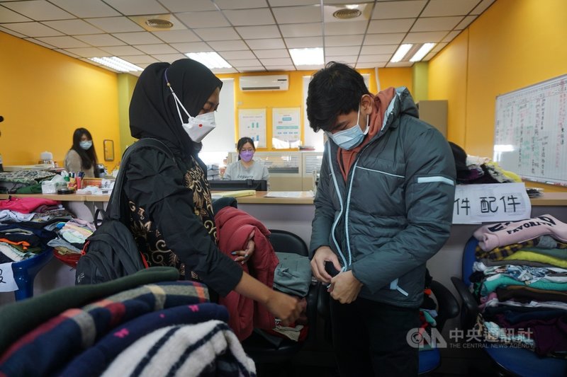 國立金門大學為新南向國家的境外生募集冬衣活動;各界熱烈響應,來自四面八方的各式衣物塞爆了金大國際暨兩岸事務處辦公室,不少境外生15日前來挑選試穿。中央社記者黃慧敏攝 110年11月15日