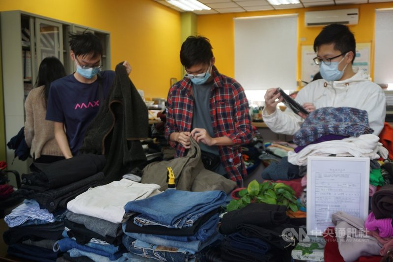 氣溫直直落,國立金門大學為新南向國家的境外生募集冬衣;不少學生15日前來國際暨兩岸事務處辦公室挑選衣物,每挑一件就相對捐出新台幣10元,校方將彙整捐給金門的慈善團體。中央社記者黃慧敏攝 110年11月15日