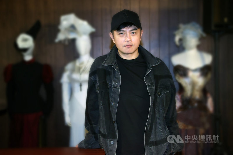 朱宗慶打擊樂團擊樂劇場代表作「木蘭」今年底將在北中南巡演10場,服裝設計師林秉豪15日表示,設計服裝不會只看服裝,而是看整體,「木蘭」舞台上有很多非常現代的打擊樂器,服裝整體造型必須要很現代,才能跟金屬般的琴鍵或是各種鼓類相合。中央社記者鄭傑文攝 110年11月15日