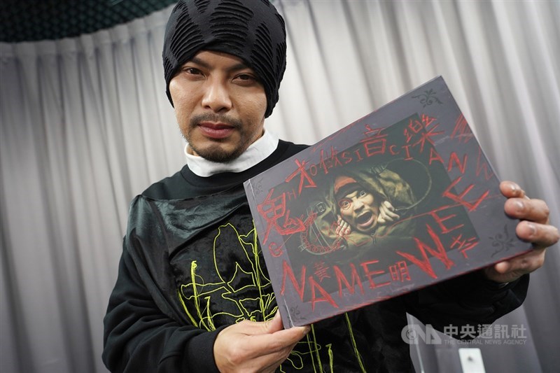 歌手黃明志推出新專輯「鬼才做音樂」,其中新歌「玻璃心」引起華人圈討論,談到台灣的魅力,他表示,欣賞台灣社會的接納尺度,雖然世界各地都能創作,但台灣給的包容度特別大。中央社記者孫仲達攝 110年11月15日