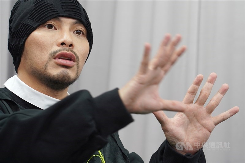 歌手黃明志推出新專輯「鬼才做音樂」,他表示,這張專輯不同於之前的系列專輯,更專注描述不同領域聽眾的心聲,也許不是大家都會有共鳴的作品,但相關領域的聽眾一定會被打中。中央社記者孫仲達攝 110年11月15日